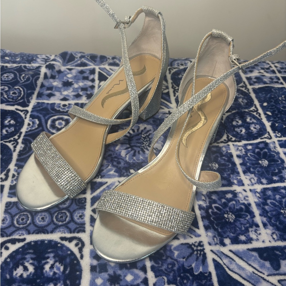 GUC Nina Silver Platform Dress Shies Size 8.5
